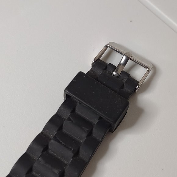 Large Rectangular Watch With Black Rubber Band - Picture 4 of 14